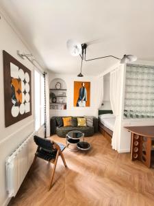 Eiffel Tower 6-Min Walk Charming Studio 3 sleeper