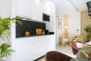 Luxurious Duplex - bathtub - 2Bd 2Bth Casa Pilatos
