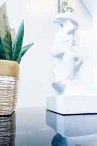 Group Friendly 6BR Near Aquarium & Niagara Falls