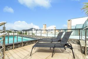 Studio c piscina no terraço 900m da praia