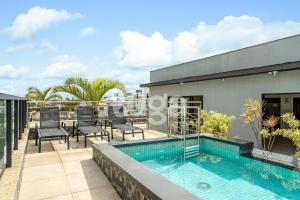 Studio c piscina no terraço 900m da praia