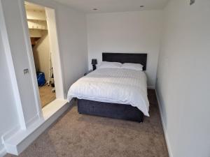 Edinburgh West Luxury 5 Bedroom Home