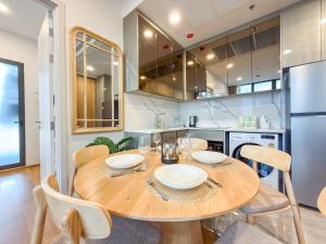 Luxury Downtown Bangkok 2BR 2BA Sky Pool Gym 5MIN Walk to Siam Paragon