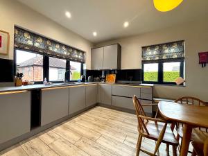 Spacious 4-Bed Home - Oswestry - Families & Groups