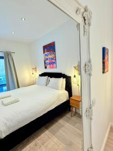 BIG FUN Flat in City Centre with Patio & Parking