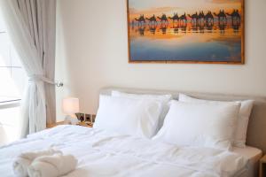 Elegant 4BR Waterfront Apartment Sea View Al R