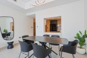 Elegant 4BR Waterfront Apartment Sea View Al R