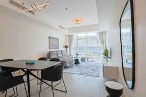 Elegant 4BR Waterfront Apartment Sea View Al R