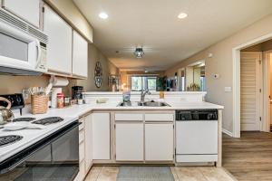 Pawleys Island Condo with Screened Porch and Golfing!