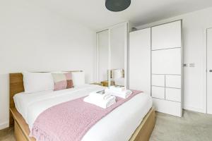 Delightful 1BR Apt with Terrace and Great Travel Links