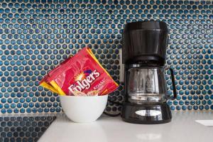 Sunny 1 Bedroom in the Heart of Venice Beach - 2