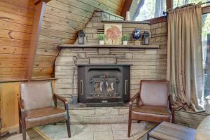 Cabin with Hot Tub 2 Mi to Downtown Gatlinburg!