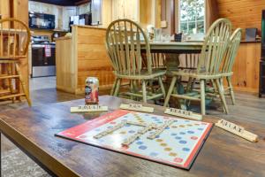 Cabin with Hot Tub 2 Mi to Downtown Gatlinburg!