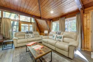 Cabin with Hot Tub 2 Mi to Downtown Gatlinburg!