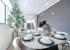 Free housekeeping visits during your stay - StayShort - Dubai Marina 2 bed for 4 in a Great Location