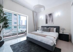 Free housekeeping visits during your stay - StayShort - Dubai Marina 2 bed for 4 in a Great Location