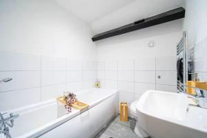 Modern Two-Bedroom Apartment in Bradford