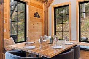 Mountain Views, Hot Tub, Trails, Waterfront