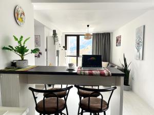 Colina Blossom Retreat - Balcony & Forest View