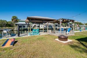 2 Mi to Beach! Canal-Front Escape in Crystal River
