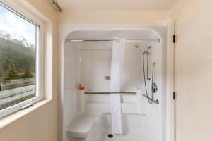 Breeze Inn Hotel & Motel