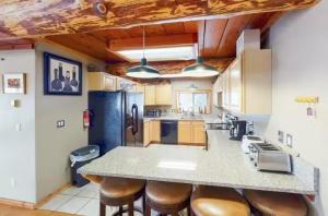 Mountain Basecamp Hot Tub plus Pool Table