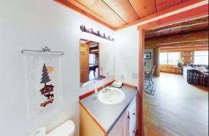 Mountain Basecamp Hot Tub plus Pool Table