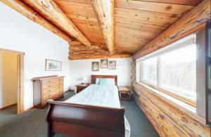 Mountain Basecamp Hot Tub plus Pool Table