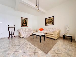 Ampla casa steps from the beach