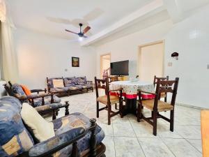 Ampla casa steps from the beach