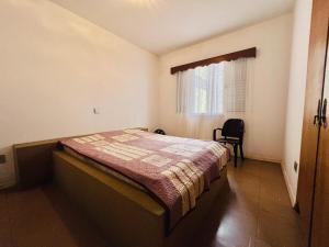 Ampla casa steps from the beach