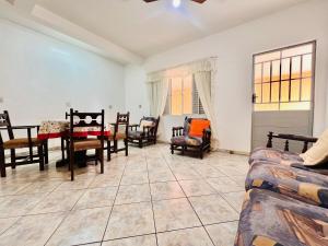 Ampla casa steps from the beach