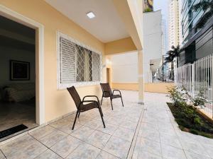 Ampla casa steps from the beach