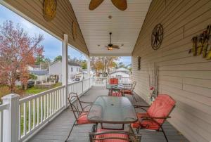 The Tiki Hut, Grillin and Chillin