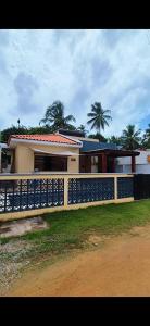 Casa recém construída + piscina, próxima da praia