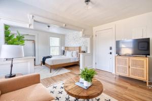 Stay Portland - La Casa Burnside - Local Eateries - Shops - Bars