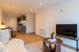 Modern City Centre Flat with Terrace, Parking & Long Stay Friendly