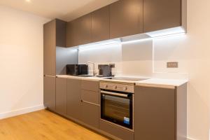 Modern City Centre Flat with Terrace, Parking & Long Stay Friendly