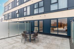 Modern City Centre Flat with Terrace, Parking & Long Stay Friendly