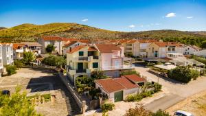 Apartments by the sea Zaboric, Sibenik - 958