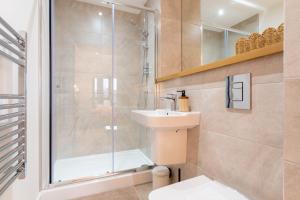 Spacious 2-Bed Apartment, Free Parking & Contractor Friendly