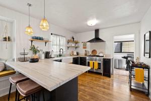 Mid-City 2BR Retreat Firepit Nights with Free Parking