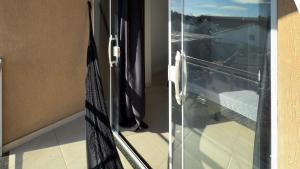 Duplex em Itaúna 4min da Praia que ocorre o WSL, 1min da pista de skate do LS, pracinha com parque infantil, quadra de futebol, tudo isso a 1 min da duplex, perto do comércio, wi-fi super rápido, monitoramento 24hrs