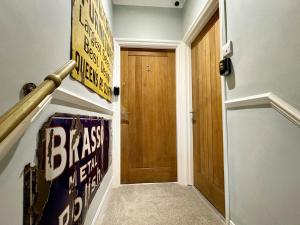 Flat 2, Waterloo Apartments