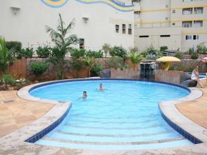 Flat Aconchegante com Varanda no Golden Dolphin, Piscinas 24h e Wi-Fi