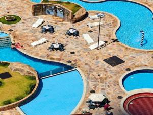 Flat Aconchegante com Varanda no Golden Dolphin, Piscinas 24h e Wi-Fi