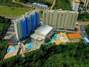 Flat Aconchegante com Varanda no Golden Dolphin, Piscinas 24h e Wi-Fi