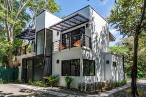 Luxury villa walking distance to Playa Grande