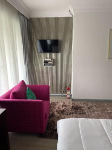 Toeti Roosseno Plaza