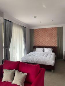 Toeti Roosseno Plaza